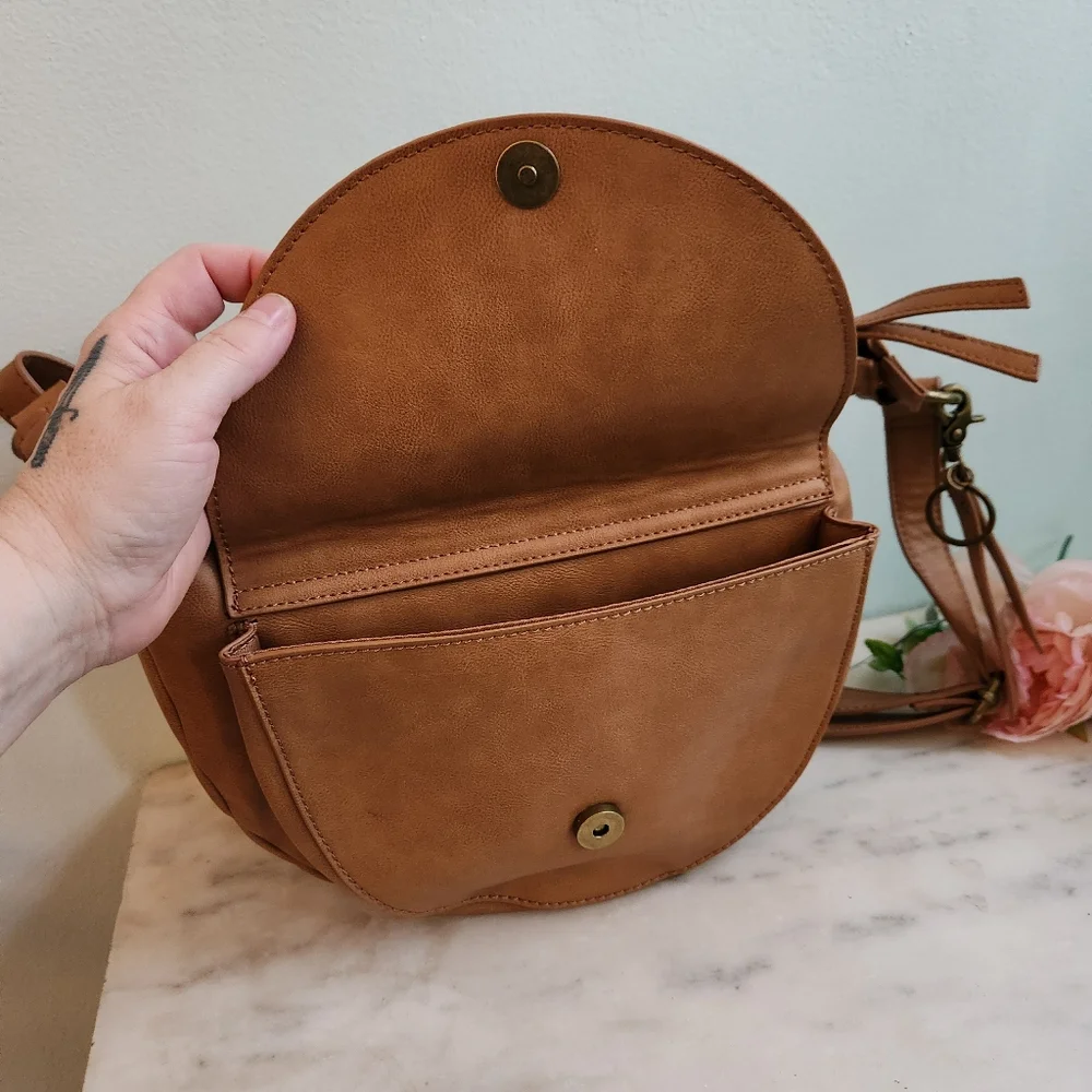 Frye & Co Brown Faux Leather Saddle Bag Crossbody Western Purse Pockets Shoulder